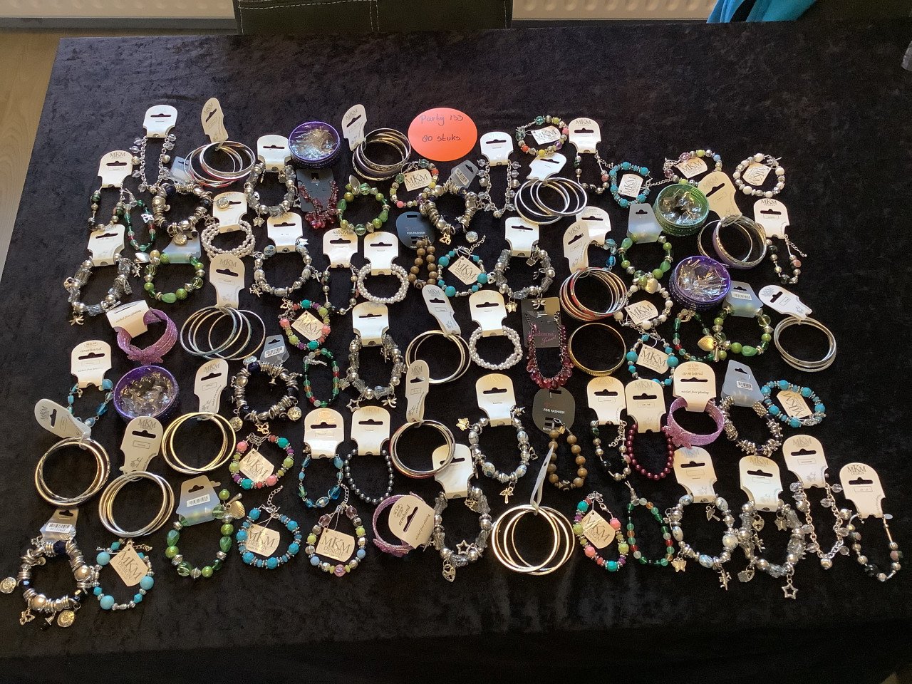Partij diversen mooie armbanden. ( partij 133)