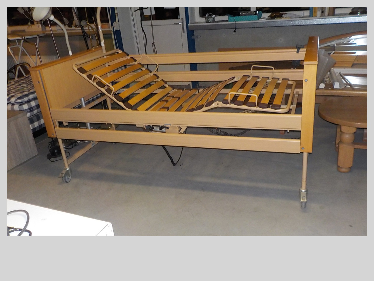 Elektrisch hoog/laag ledikant met papegaai op wielen 90 x 200 cm