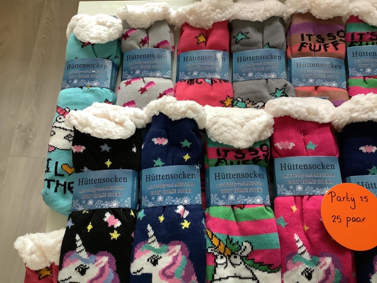 Partij super leuke fluffy huissokken. ( partij 25)