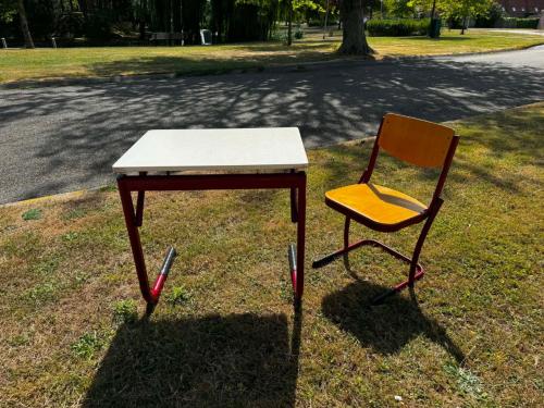 Degelijke schooltafel + stoel (hobbytafel, schoolset)
