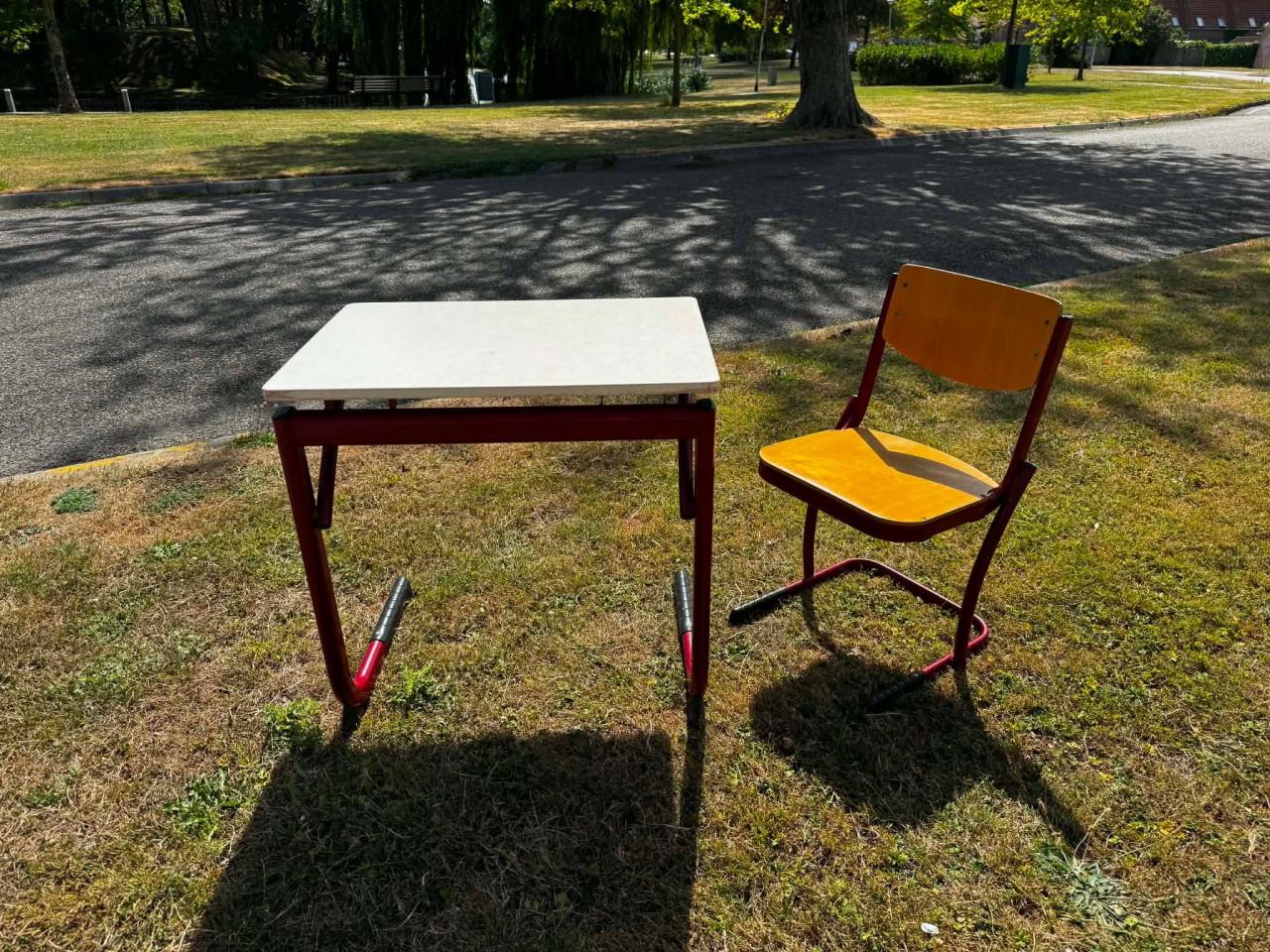 Degelijke schooltafel + stoel (hobbytafel, schoolset)