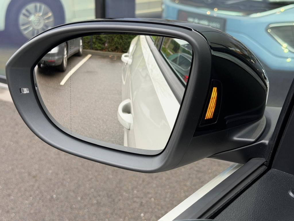 Volkswagen T-roc 1.5 tsi 150pk dsg style carplay | camera | keyless | elek.