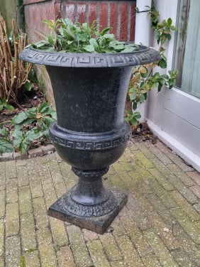 Twee zinken bloempotten