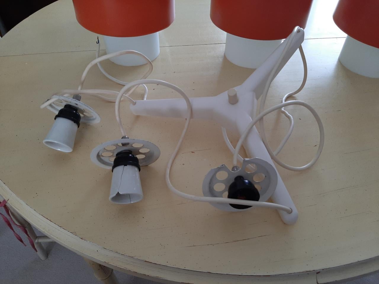 Vintage Philips hanglamp met drie kappen van glas en metaal.