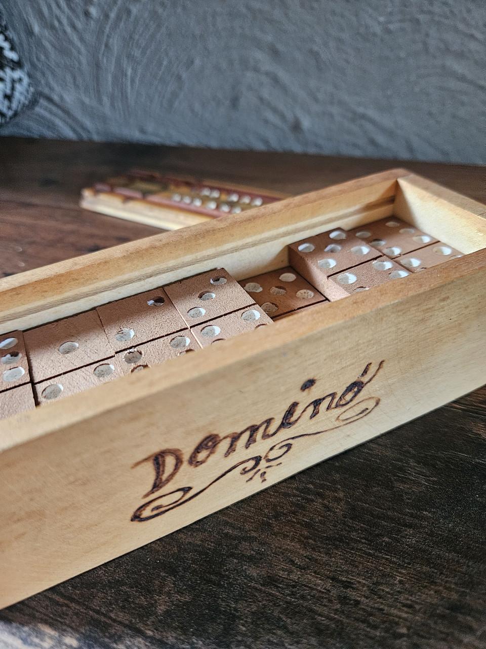 Vintage houten dominospel met ingelegd deksel