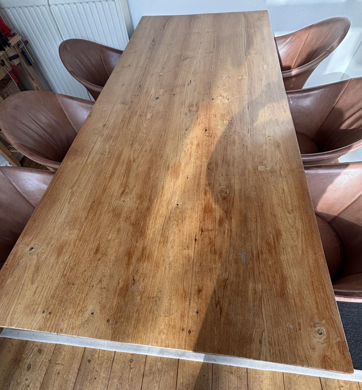 Teakhouten eettafel met 6 leren stoelen van Montis