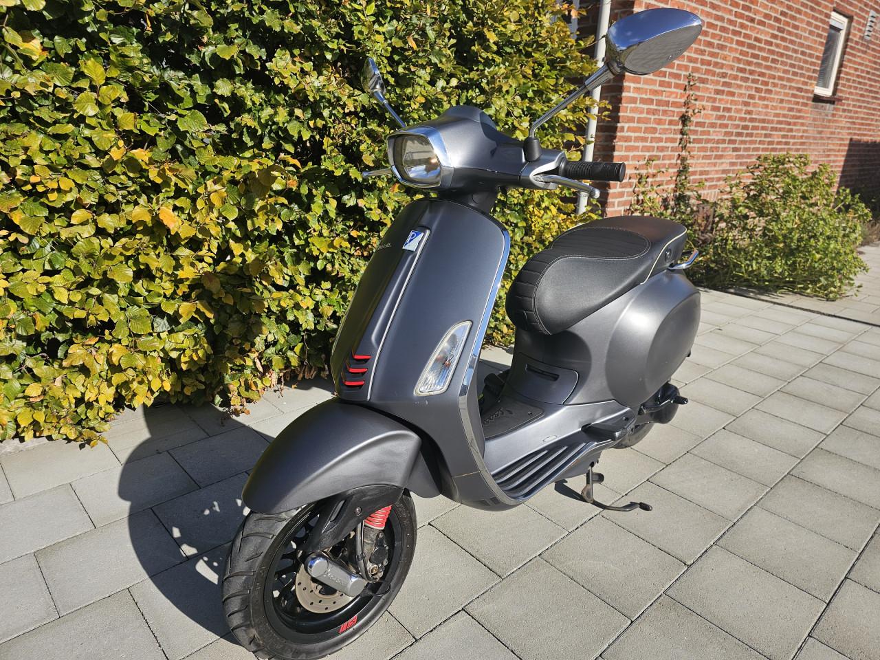 Zeldzame Vespa Sprint 2takt bj 2017 met maar 11000 km