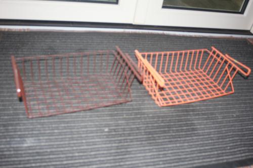 2 lektuur lades om onder n plank te schuiven..
