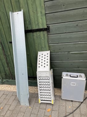 Oprijplaten en nieuwe gereedschapskoffer Crown
