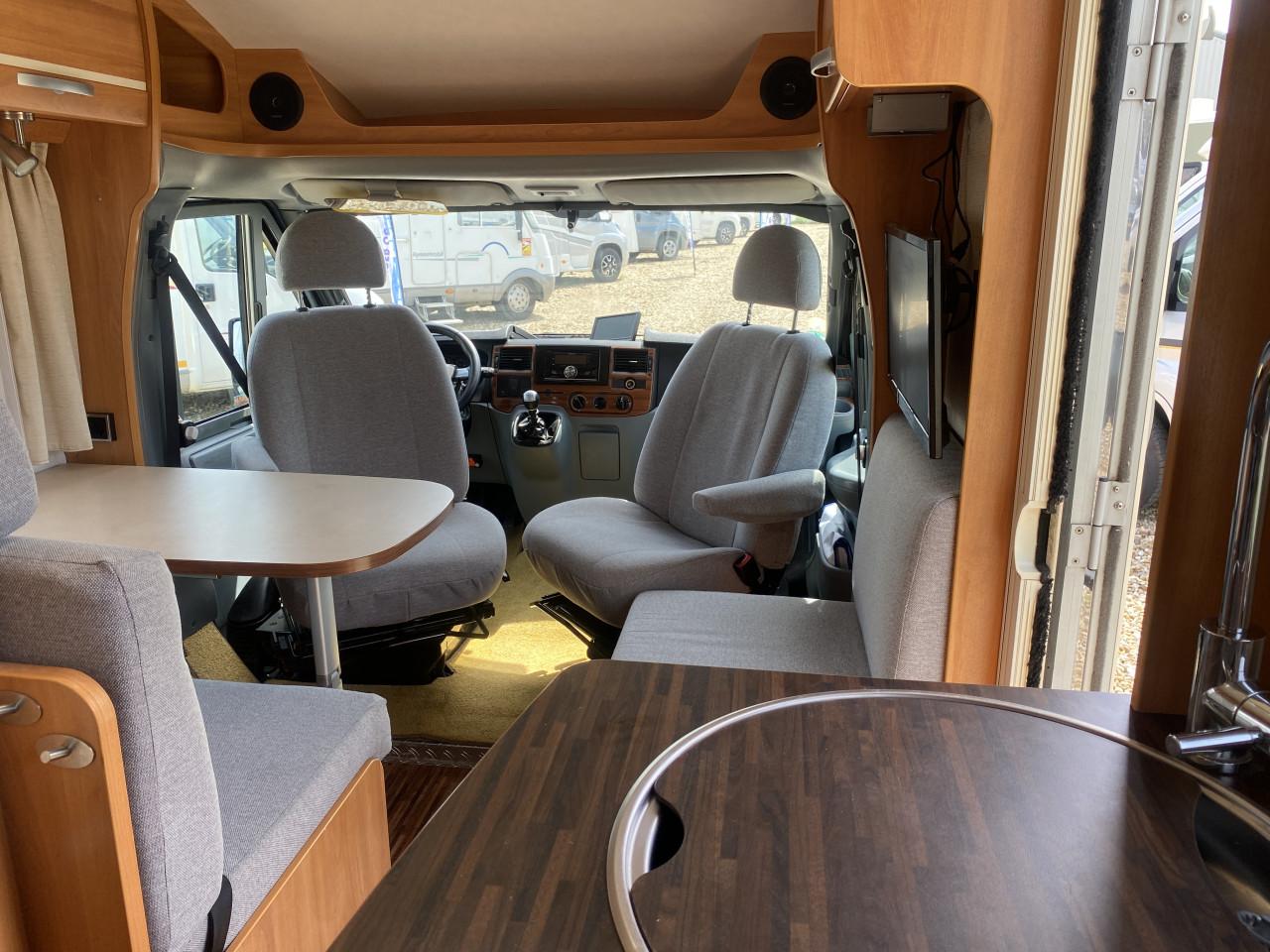 Hymer Van HV562 half-integraal met lengtebedden
