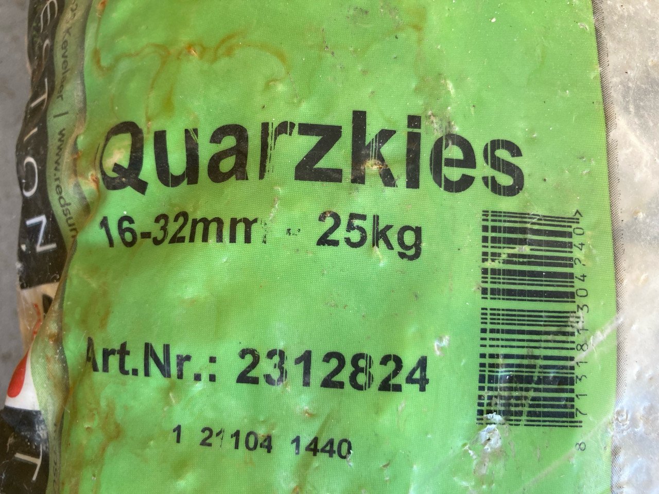 Vier nieuwe zakken grint van 25 kg.