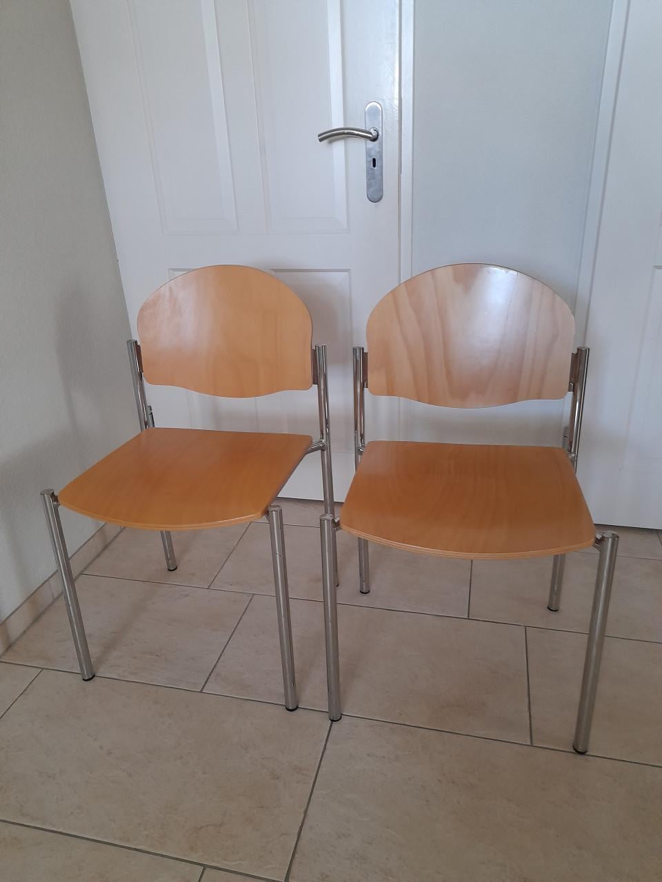 2 stevige stoelen (in goede staat )