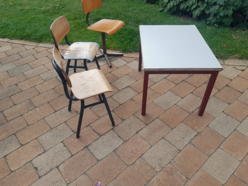 Tafeltje en 3 houten kleuterschool stoeltjes