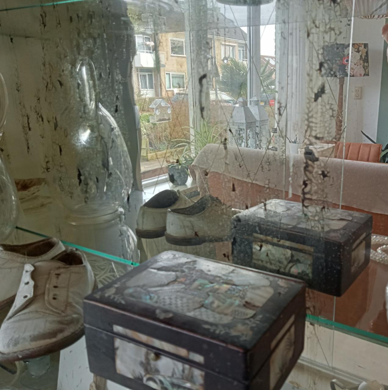 Brocante oude vitrinekast