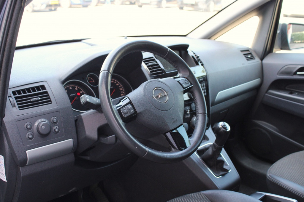 Opel Zafira met 1 jaar apk 1.8 cosmo