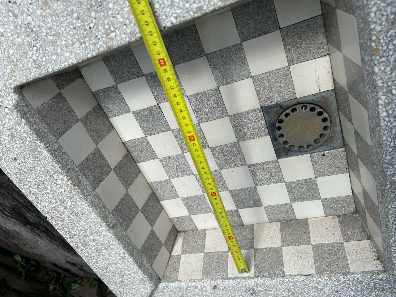 Te koop: Oud betonnen aanrechtblad met betegelde spoelbak (retro/vintage)