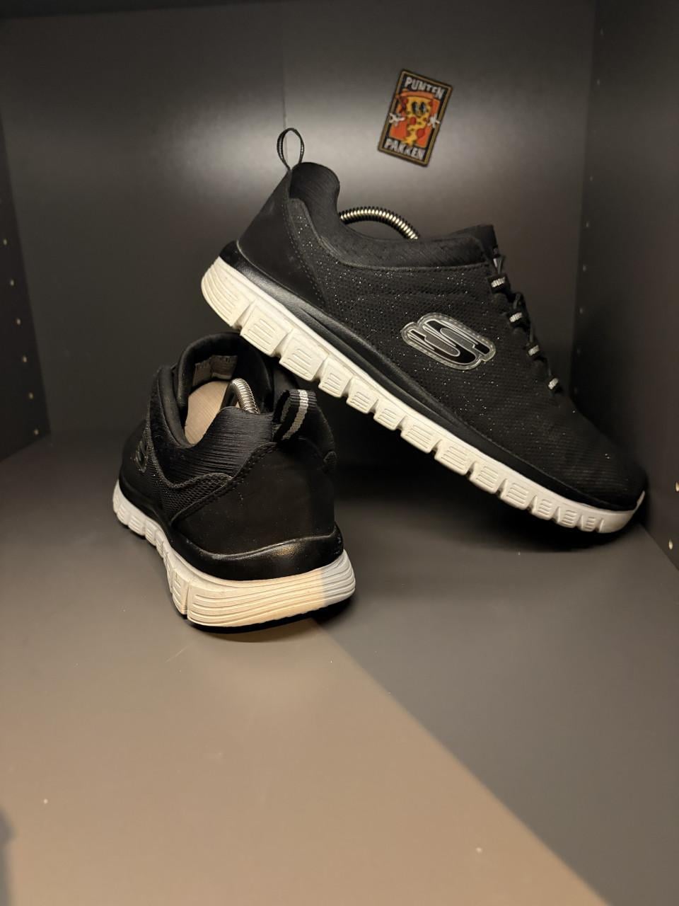 Skecher zwart maat 39