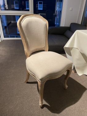 Twee dezelfde stoelen, nieuw, prijs is totaal