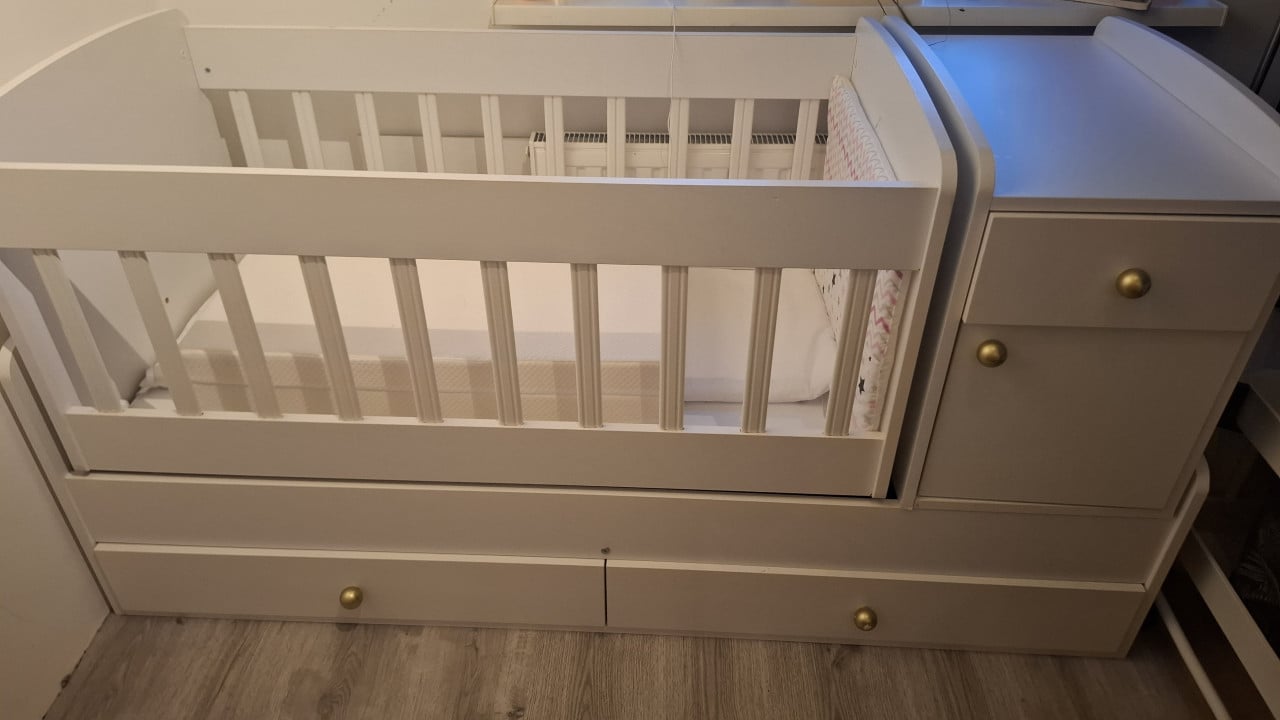 Ledikant, verschoontafel in 1