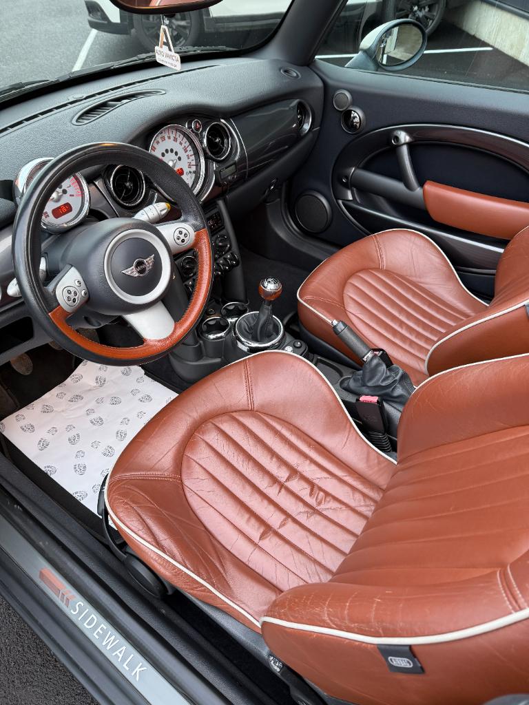 Mini Cooper Cabrio 1.6 - sidewalk
