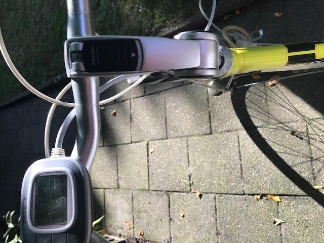 Elektrische Fiets groengelig met kapotte motor en nieuwe oplader
