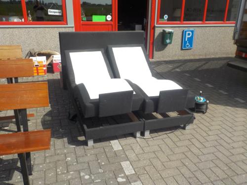 2 Elektrische boxspring 70 x 200 cm met 2 matrassen en hoofdboord
