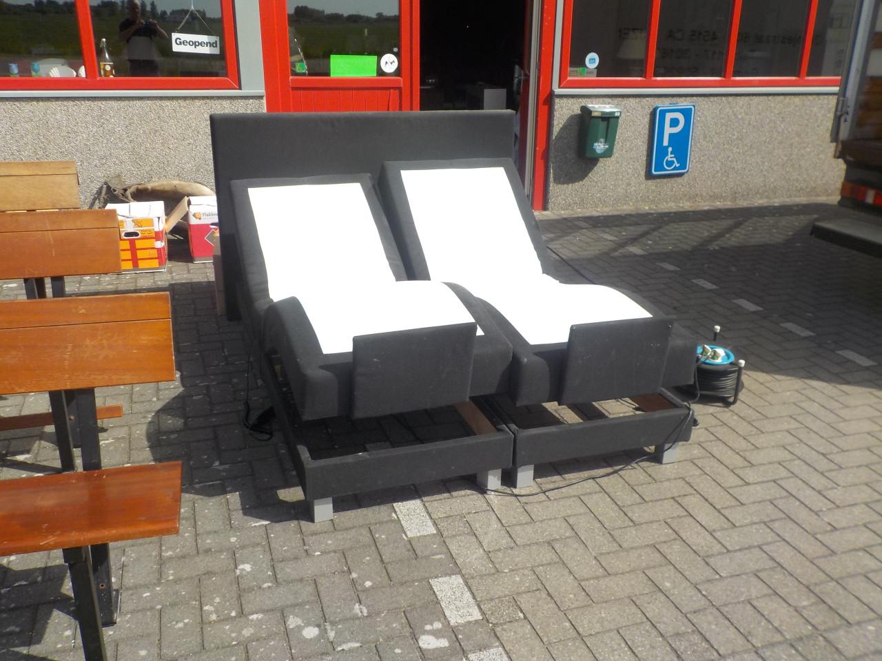 2 Elektrische boxspring 70 x 200 cm met 2 matrassen en hoofdboord