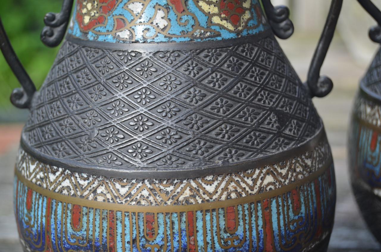 2 Japanse vazen Brons of koperlegering met cloissoné