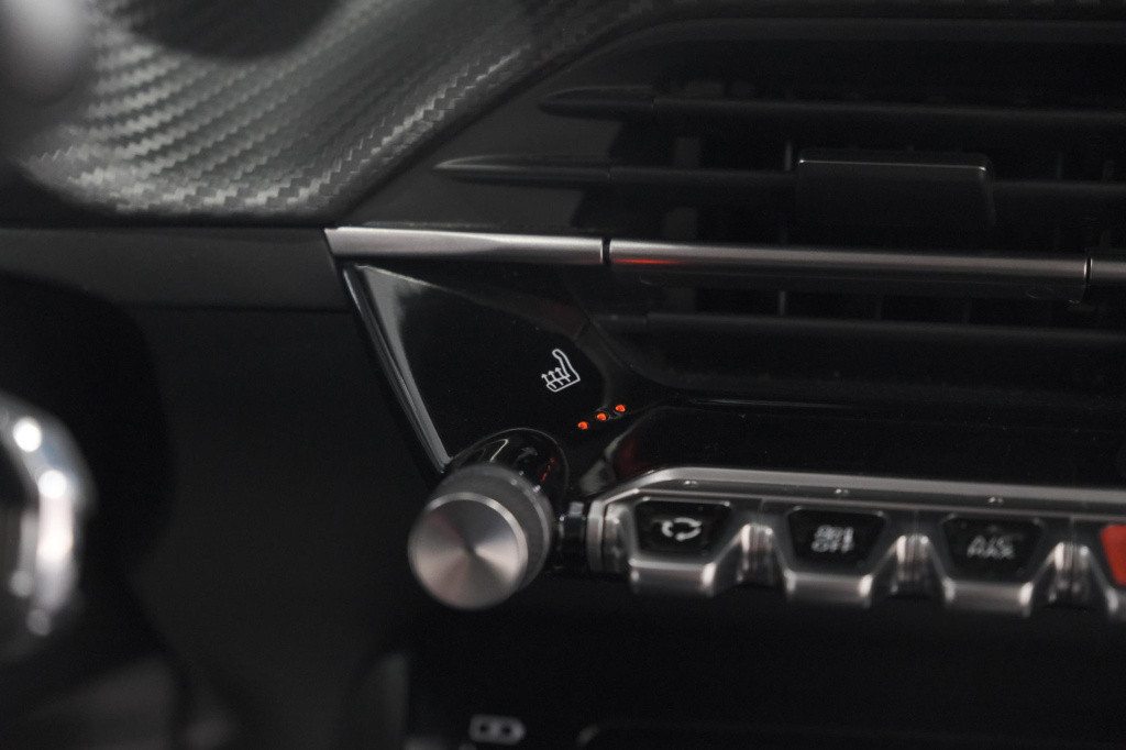 Peugeot 208 puretech 100 eat8 allure pack | camera | apple carplay | parkee
