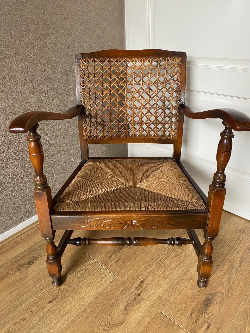Antieke houten stoel gemat met webbing