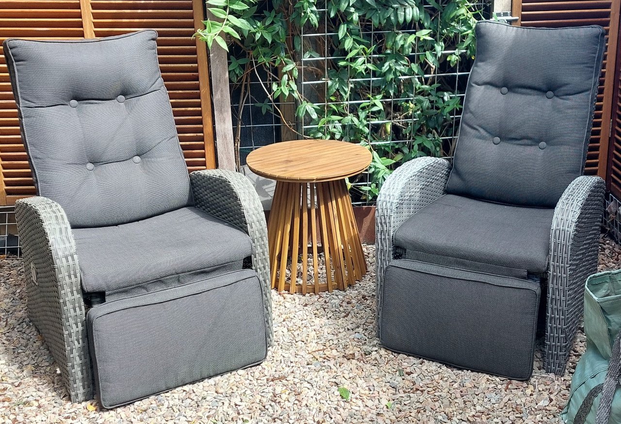 Twee tuinstoelen met kussens. In standen verstelbaar