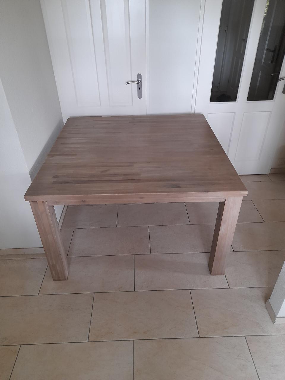 Prachtige Massief houten  tafel 130 x 130 x 71,5 H (in goede nette staat)