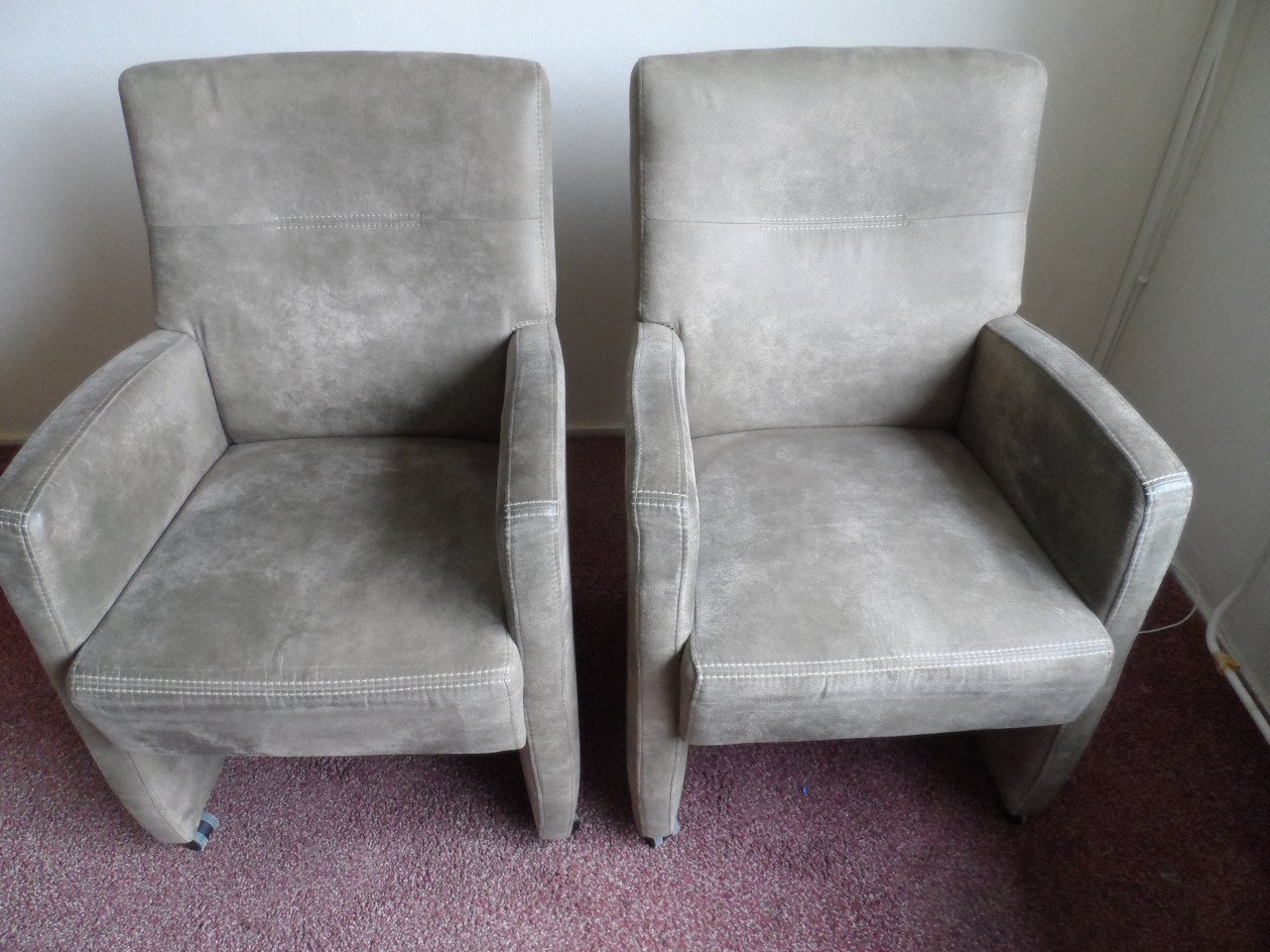 2 persoons bankje, 4 stoelen met ronde tafel, 2 fauteuils