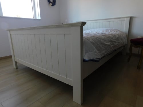 Ombouw twee persoons bed met bijbehorende lattenbodem.
