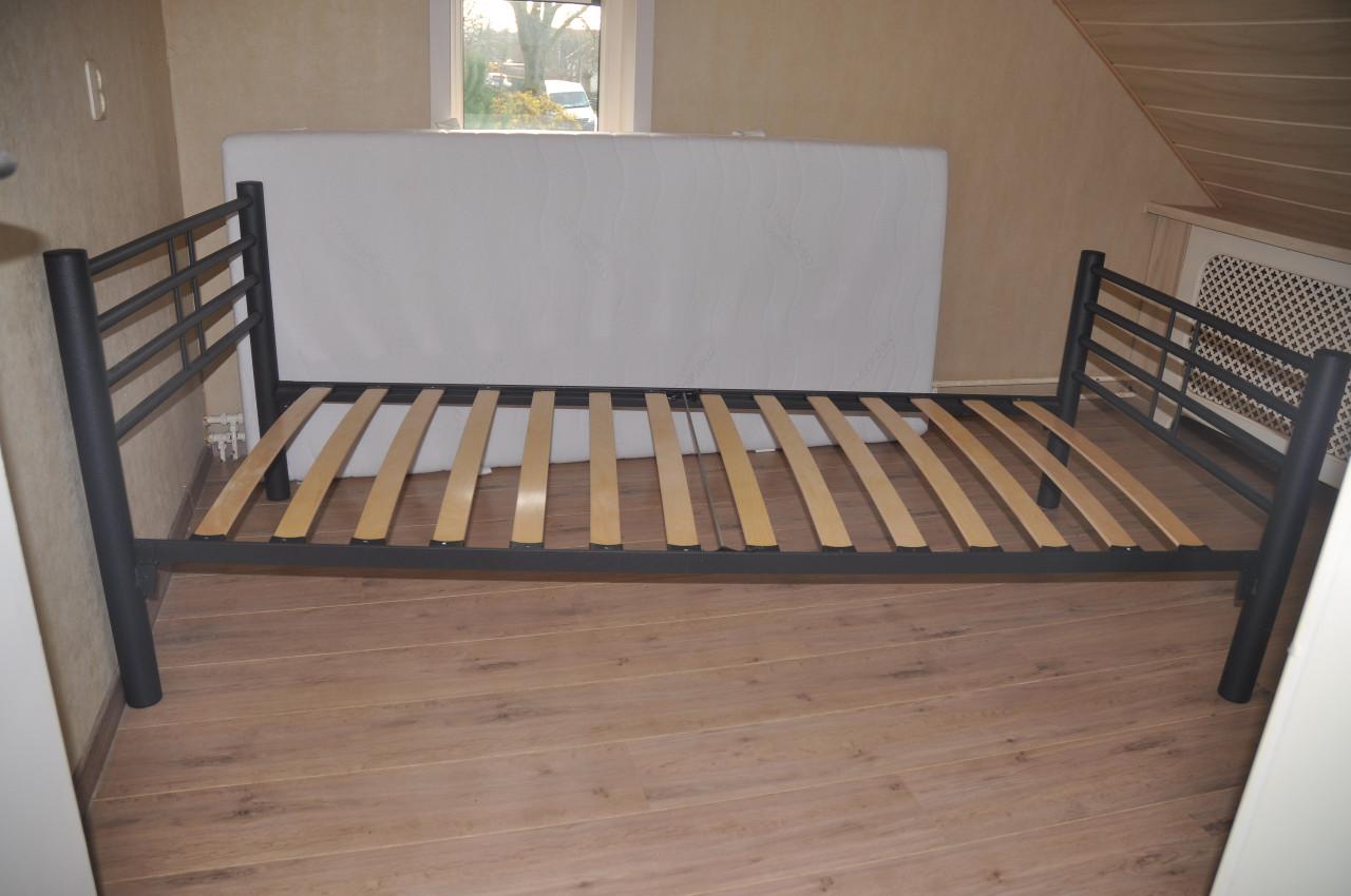 Twee  identieke eenpersoonsbedden compleet-als nieuw