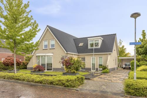 Vrijstaand huis met 5 slaapkamers, waarvan 1 + badkamer op de begane grond