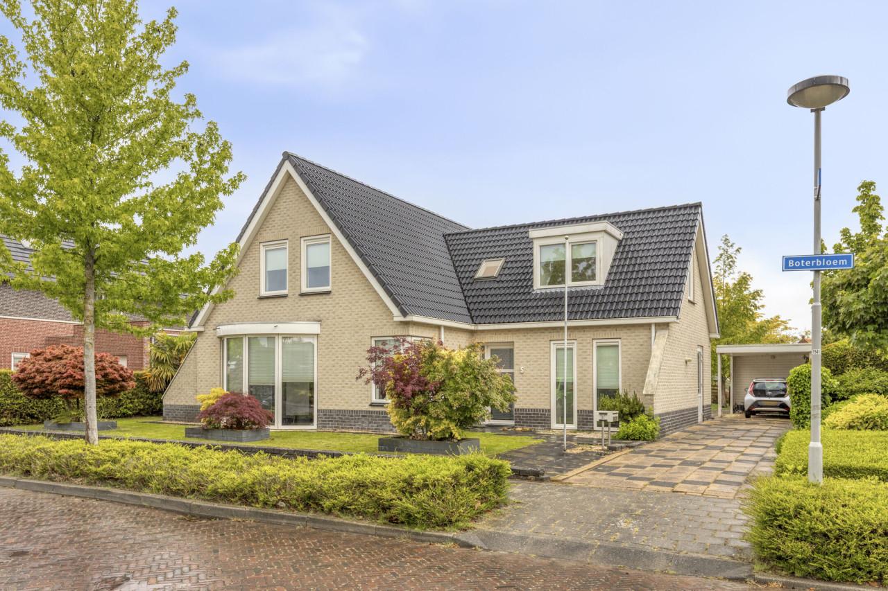 Vrijstaand huis met 5 slaapkamers, waarvan 1 + badkamer op de begane grond