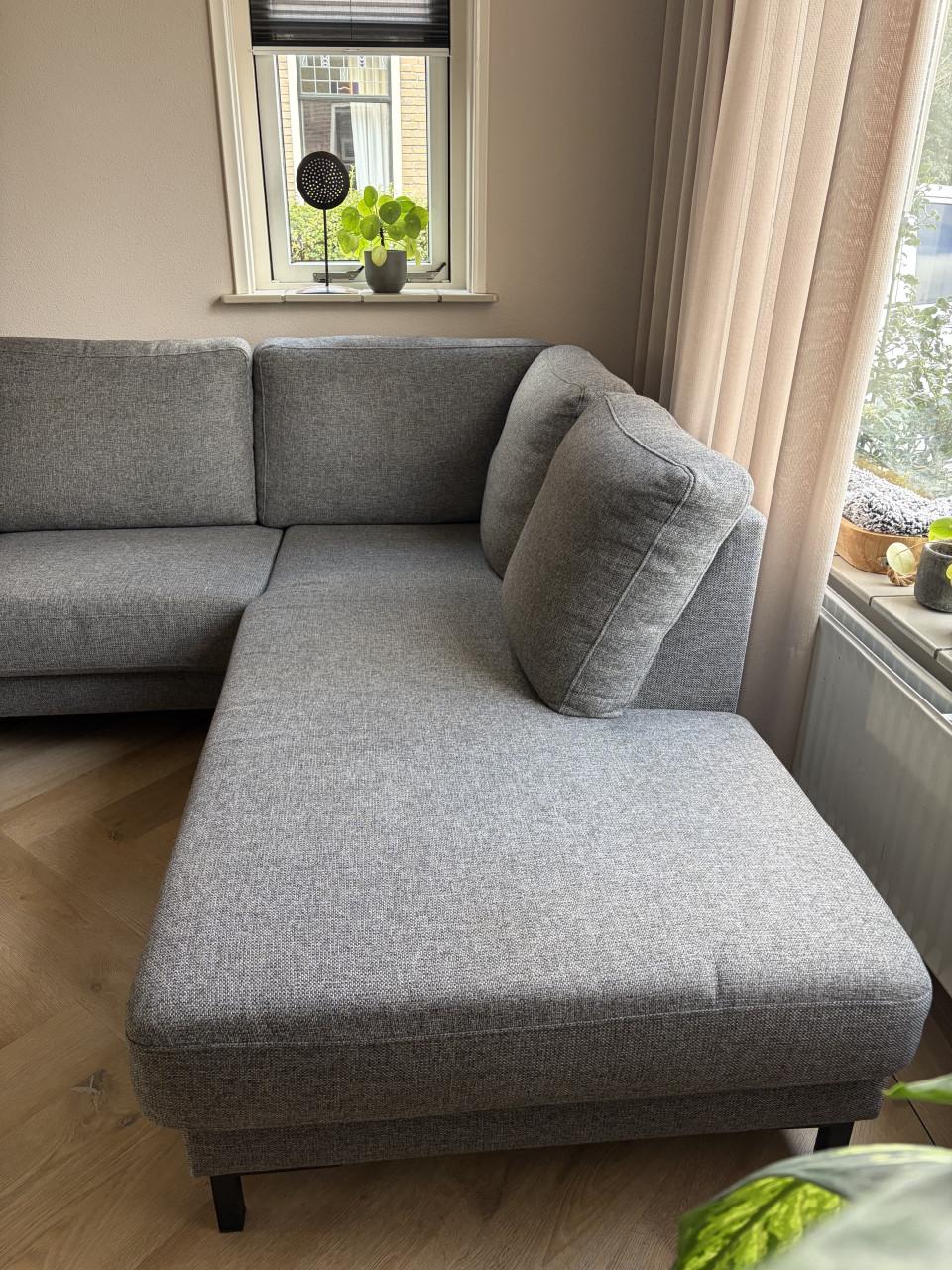 * Gereserveerd * Hoekbank fauteuil poef