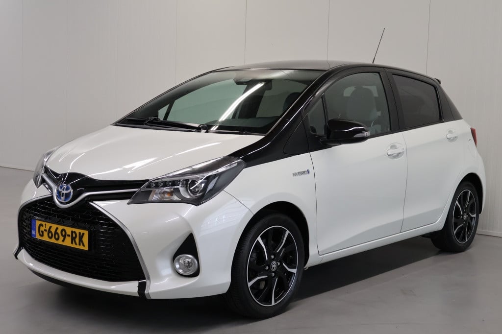 Toyota Yaris 1.5 hybrid dynamic bi-tone