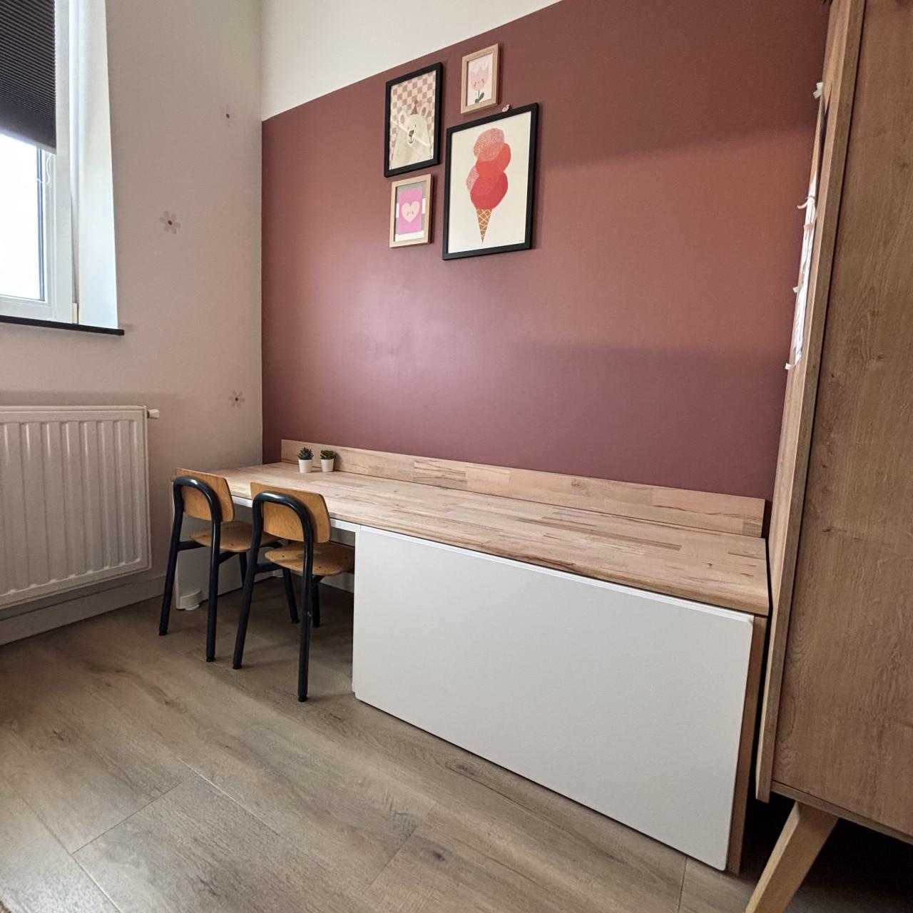 Kinderbureau met twee stoeltjes