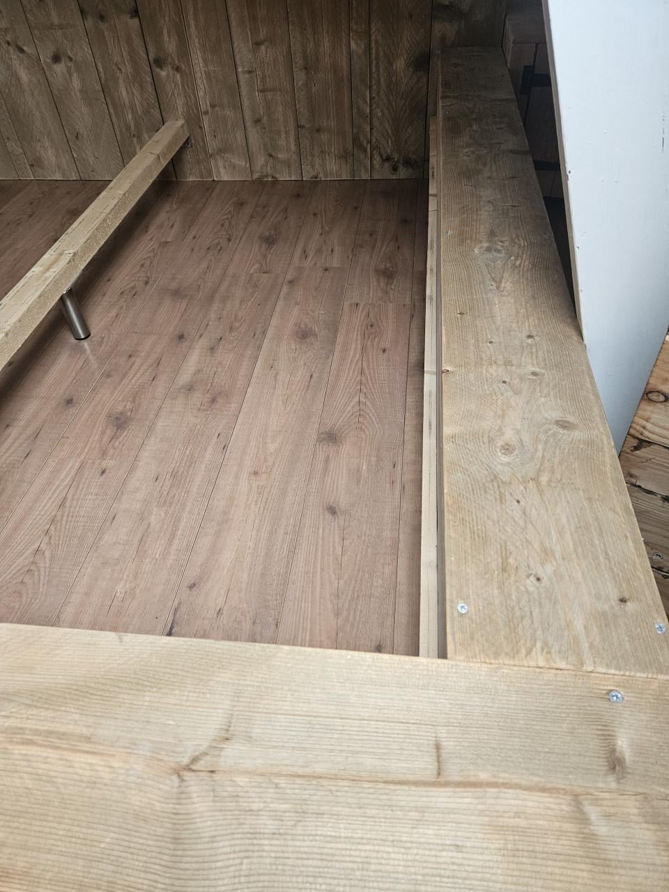 Tweepersoonsbed van steigerhout 180 bij 200