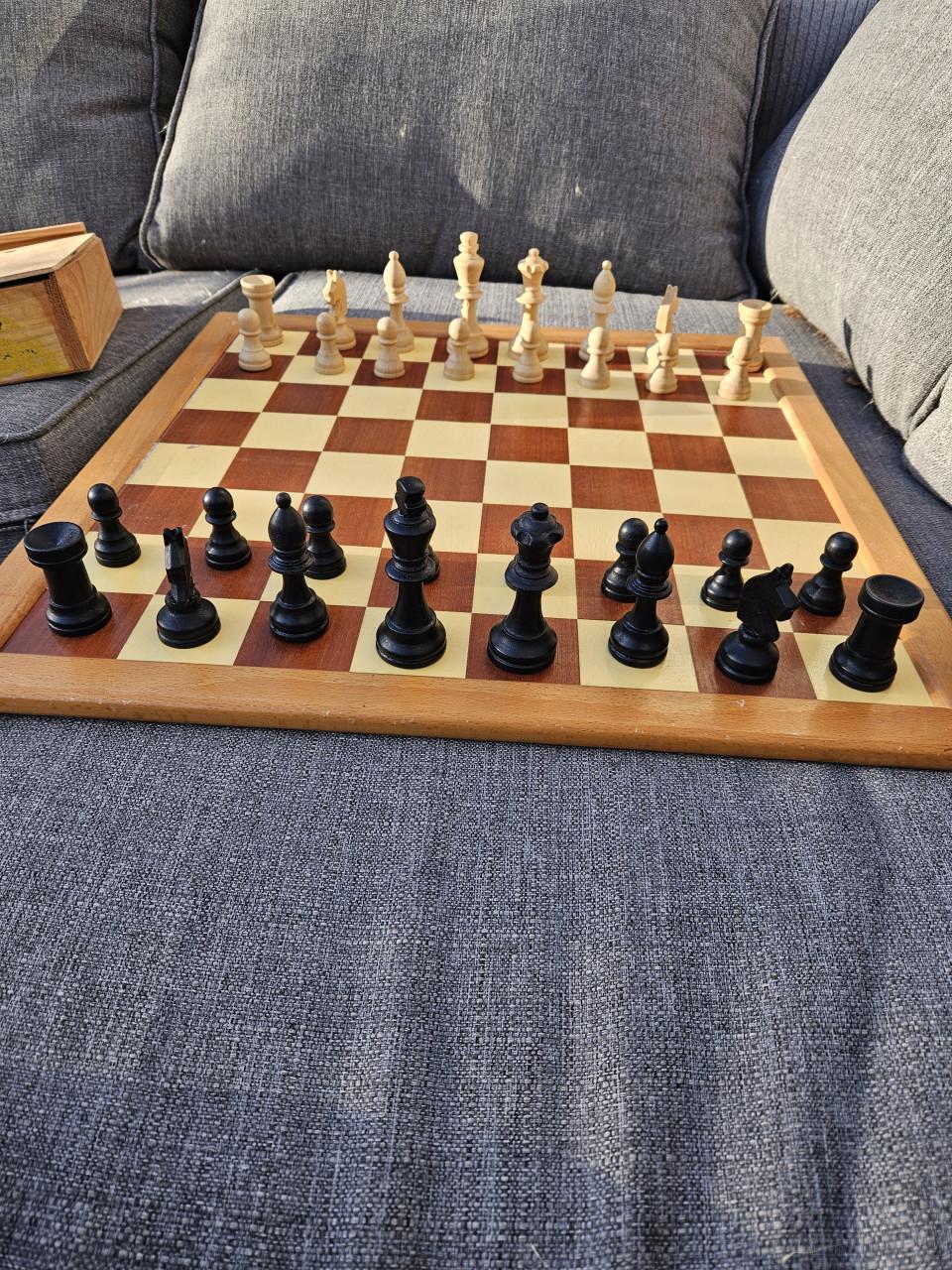 Groot houten schaakspel met houten opbergdoosje, compleet