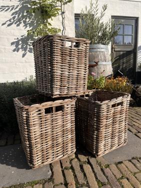 Drie vergrijsde opbergmanden