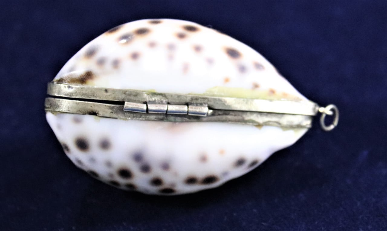 Antiek Rozenkrans doosje ( Schelp ) met antieke rozenkrans