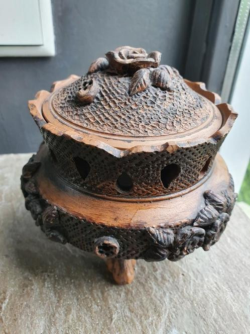 Heel mooie antieke bonbonniere van aardewerk in goede staat aangeboden