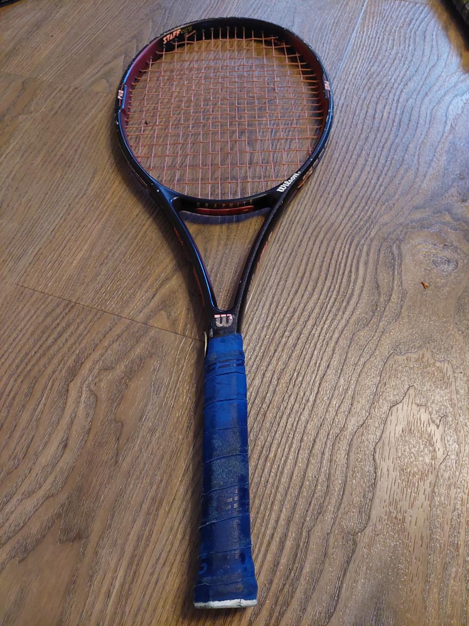 3 Wilson tennisrackets met tas en 11 balletjes