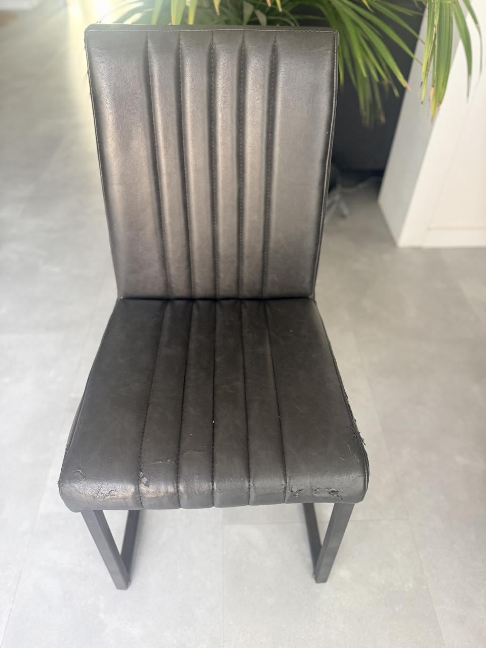 3 stoelen en 1 eetbank