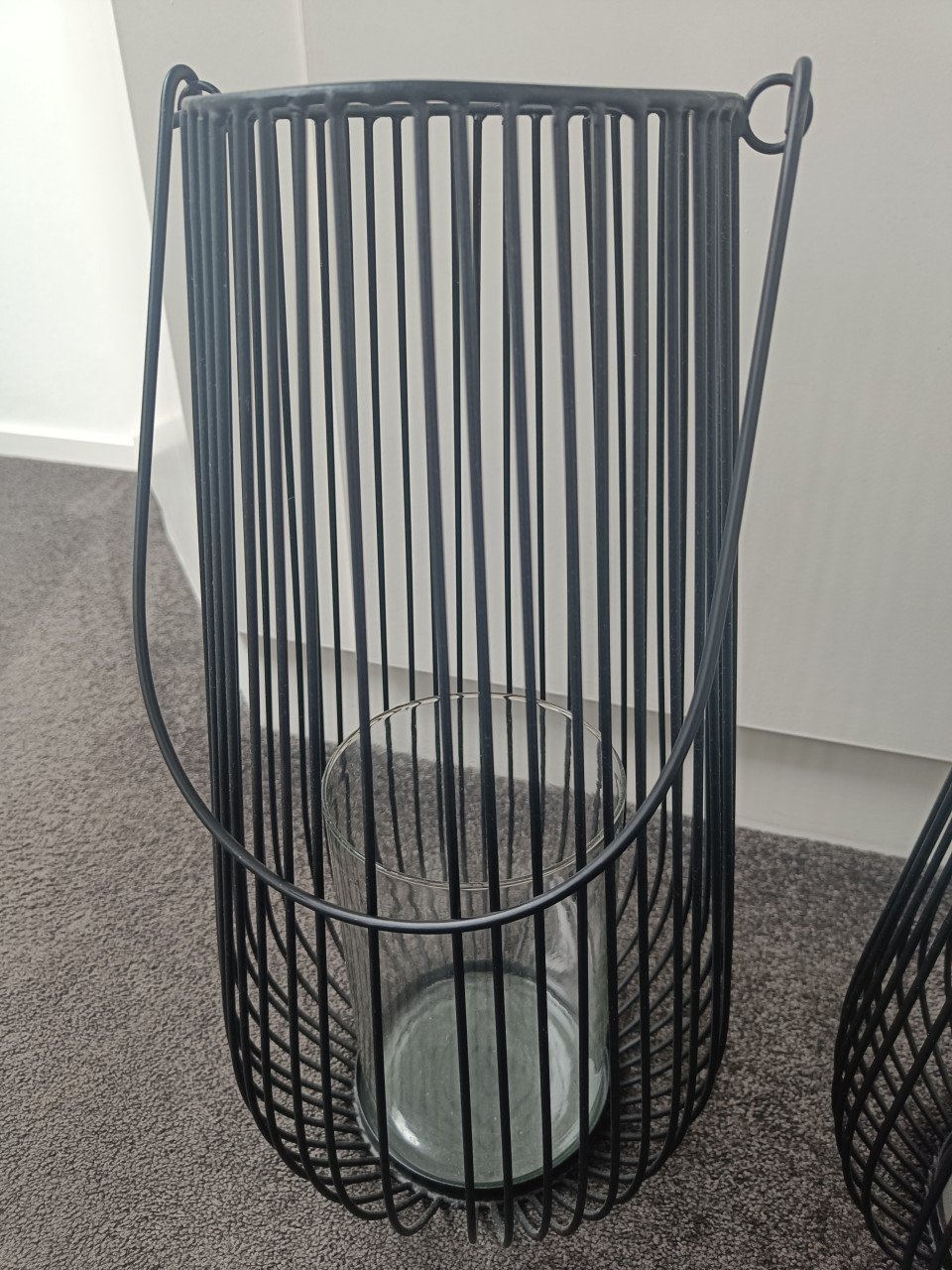 Twee metalen lantaarns