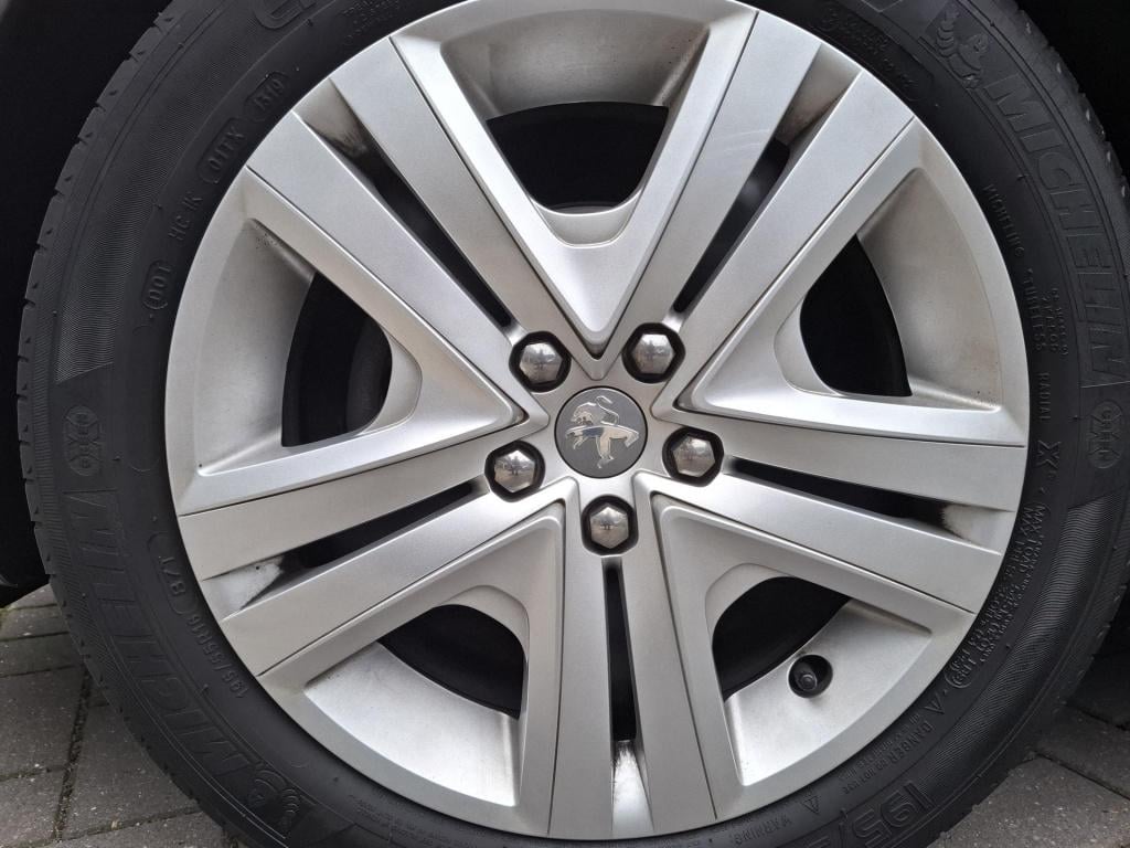 Peugeot 208 1.2 signature nav/airco/cruise/park