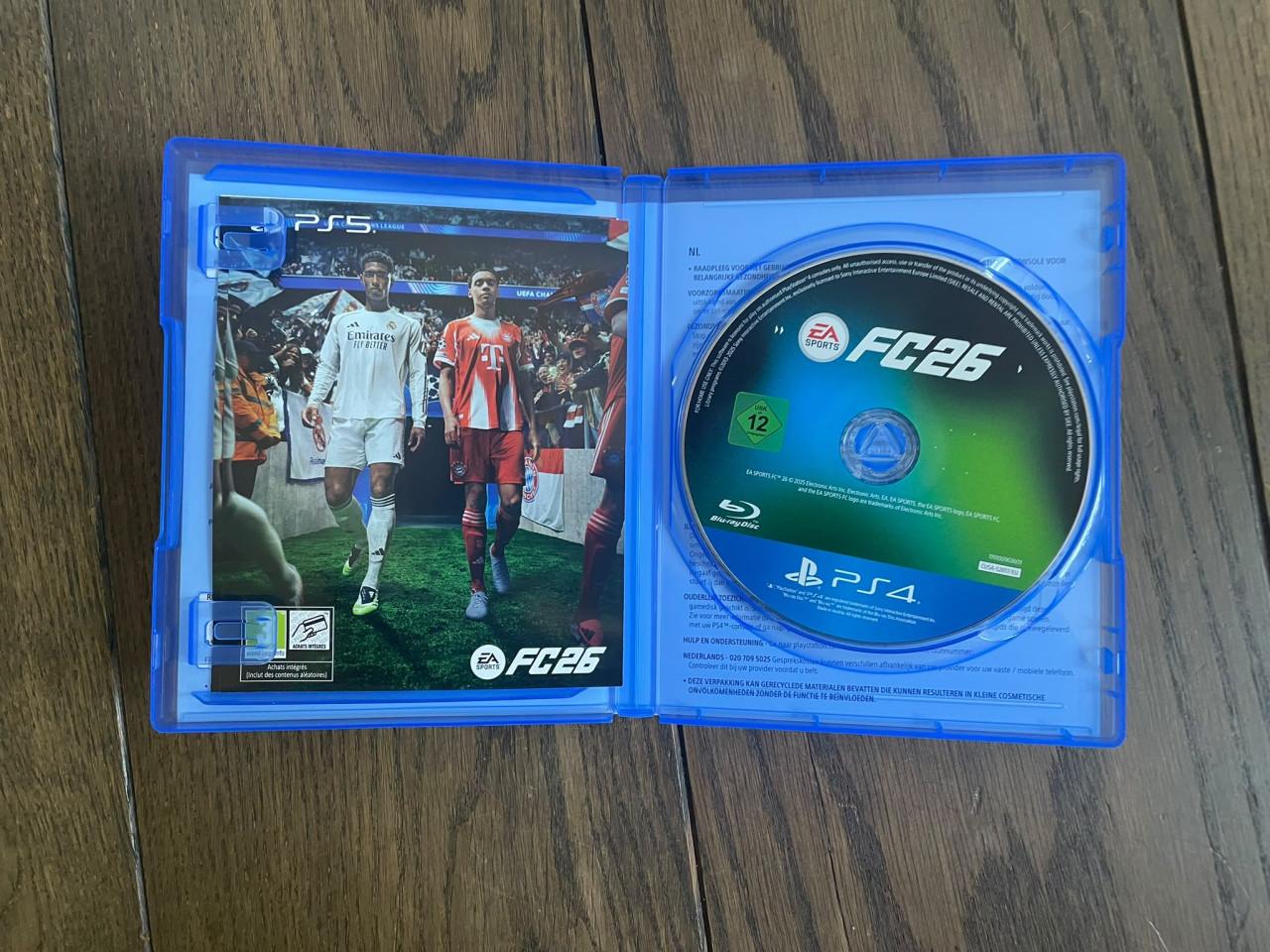 🎮 PS4 Slim + 2 controllers + FC 26 + FIFA 21